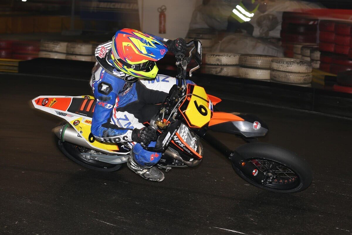 Luc Hunziker vom HPS-Technik Team unterwegs mit der ZML Supermoto-Schwinge bei einem Indoor-Event